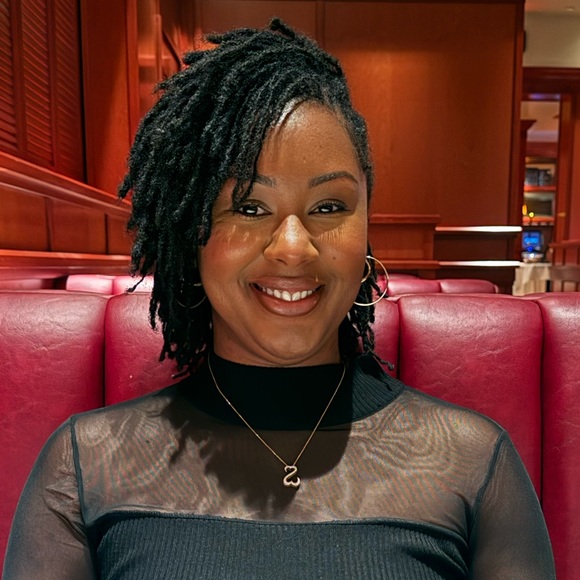 Meet your Posher, Jennifer - Picture 3 of 3